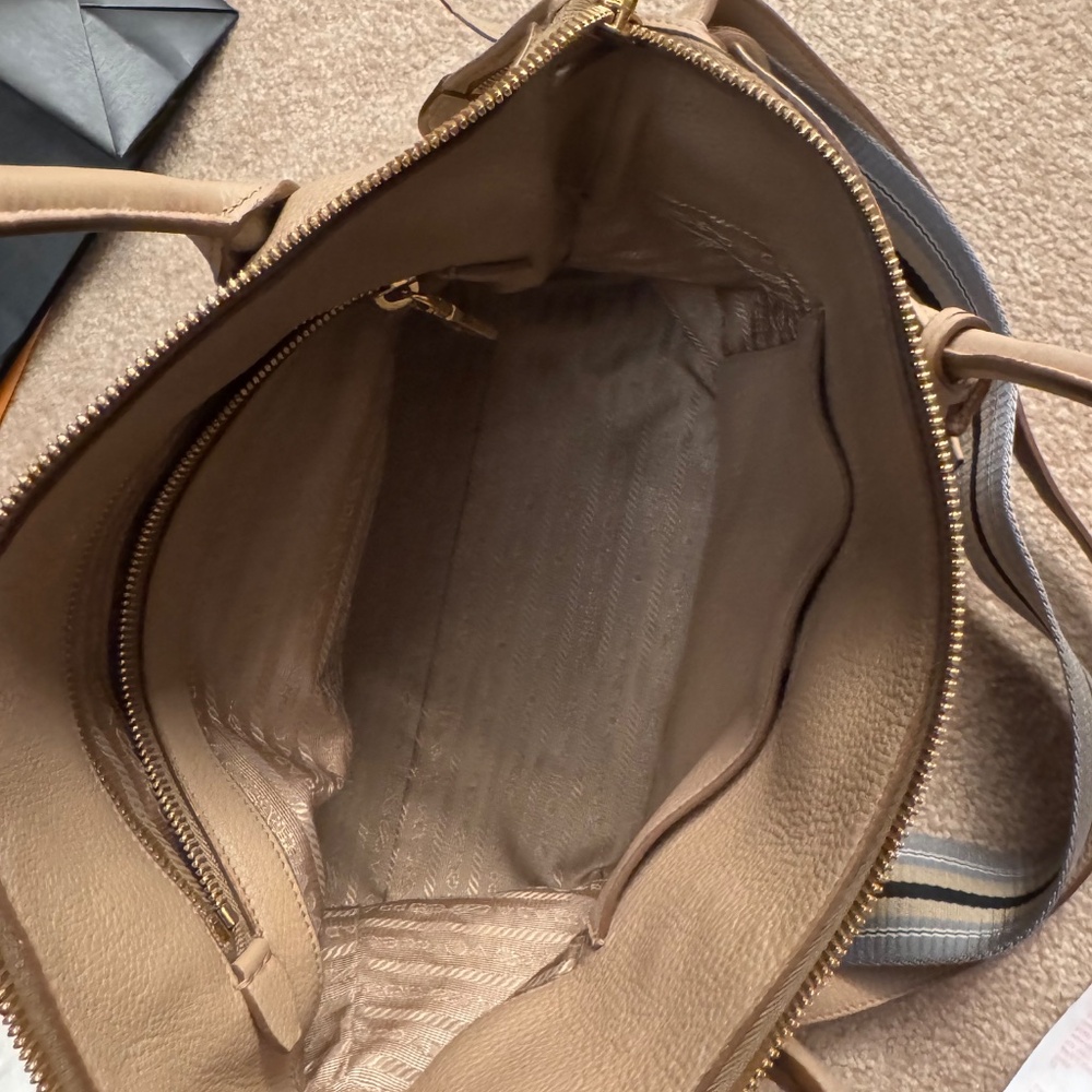 Prada bag - Picture 4 of 7